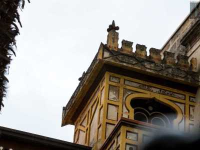 ...l�altra, pi� semplice, ornata con delle merlature